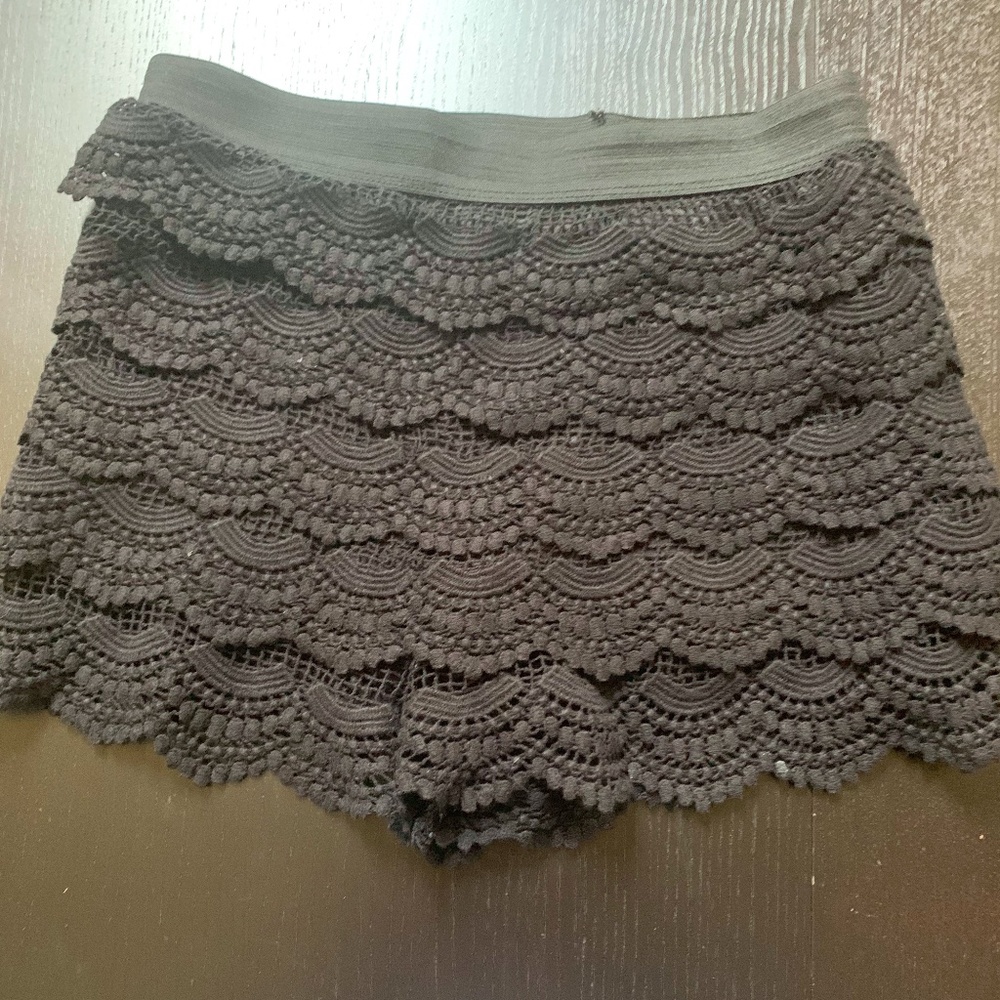 AQUA Lace/Scallop Tiered Dress Shorts